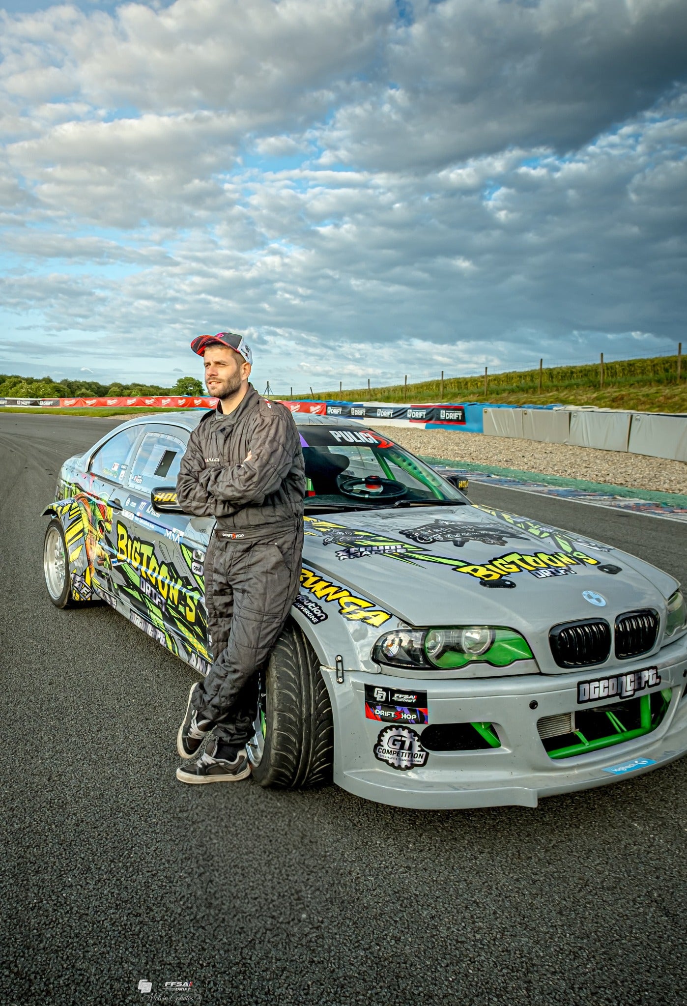 Anthony Pulici auprès de sa BMW E46 sur circuit