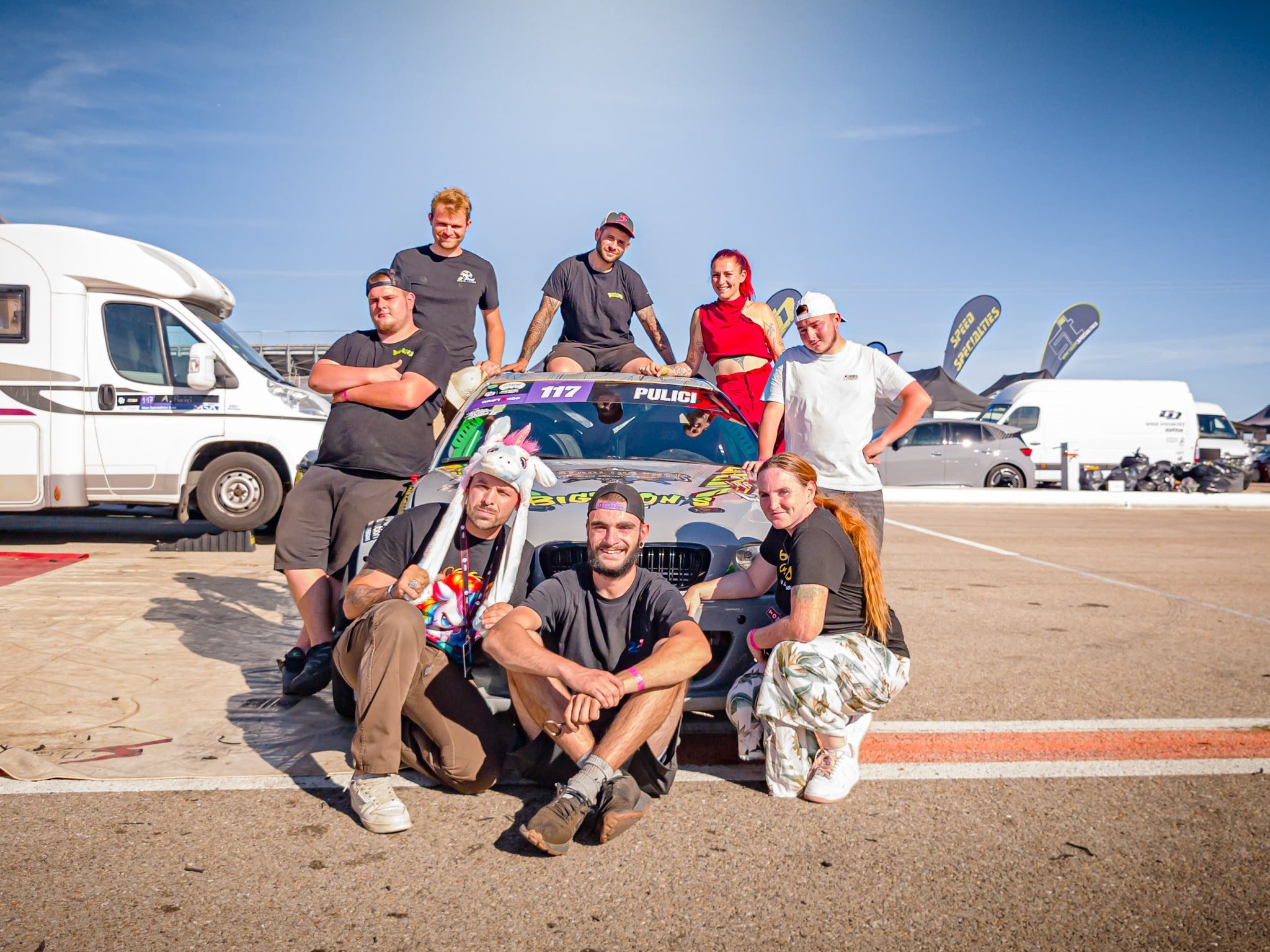 Photo de groupe de la Bigtoon’s Family autour de la BMW E46